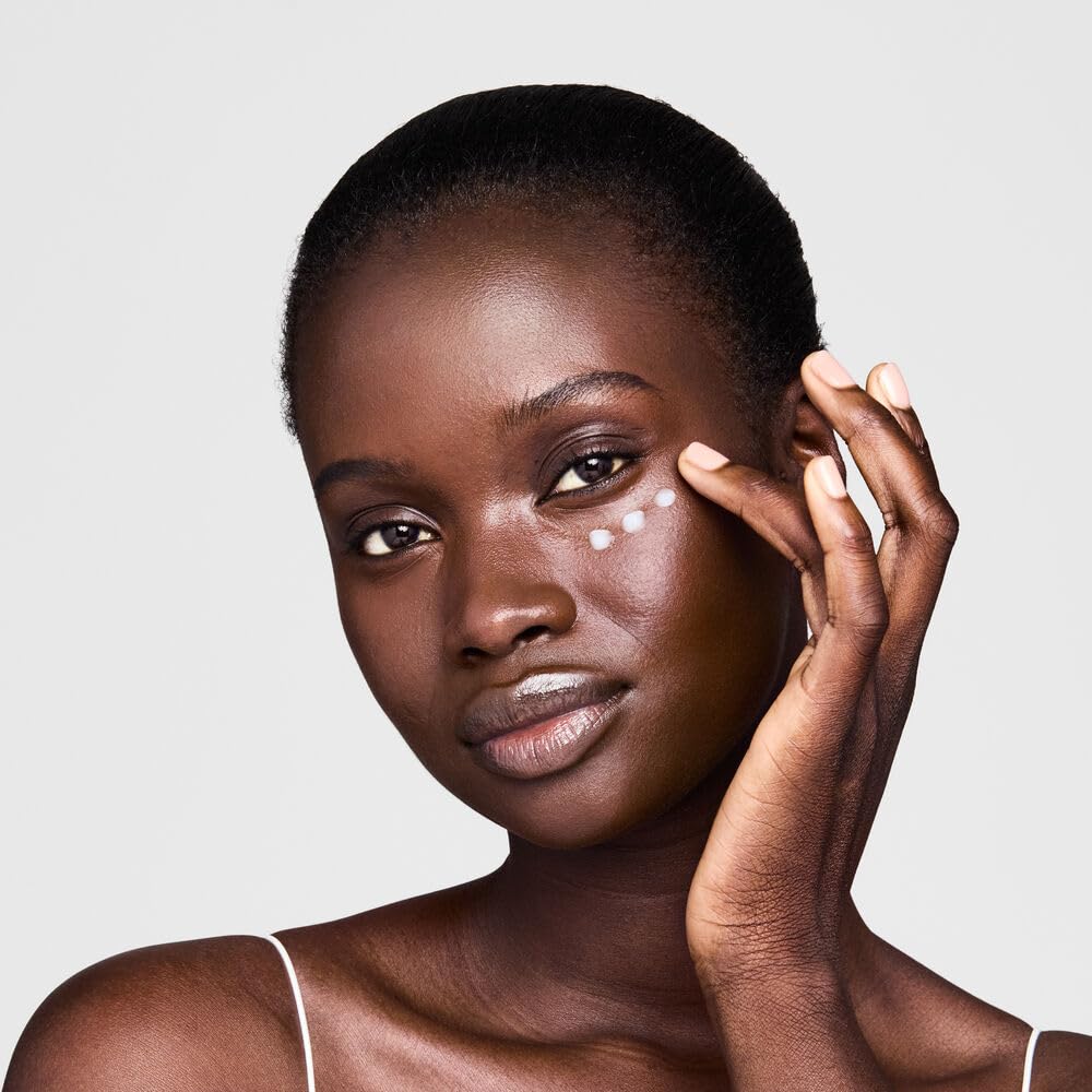 Estée Lauder DayWear close-up gel texture highlighting cooling hydration