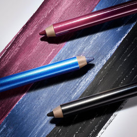 Estée Lauder smudger blending liner on eyelid to create soft smoky effect