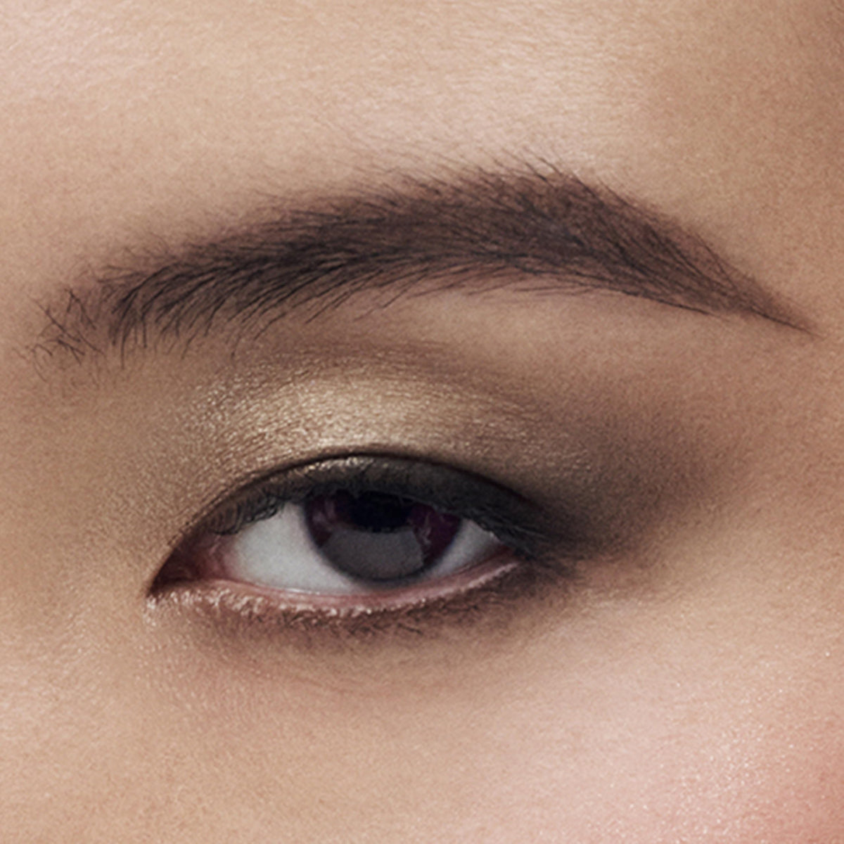 Estée Lauder open quad with mirror demonstrating travel-ready convenience