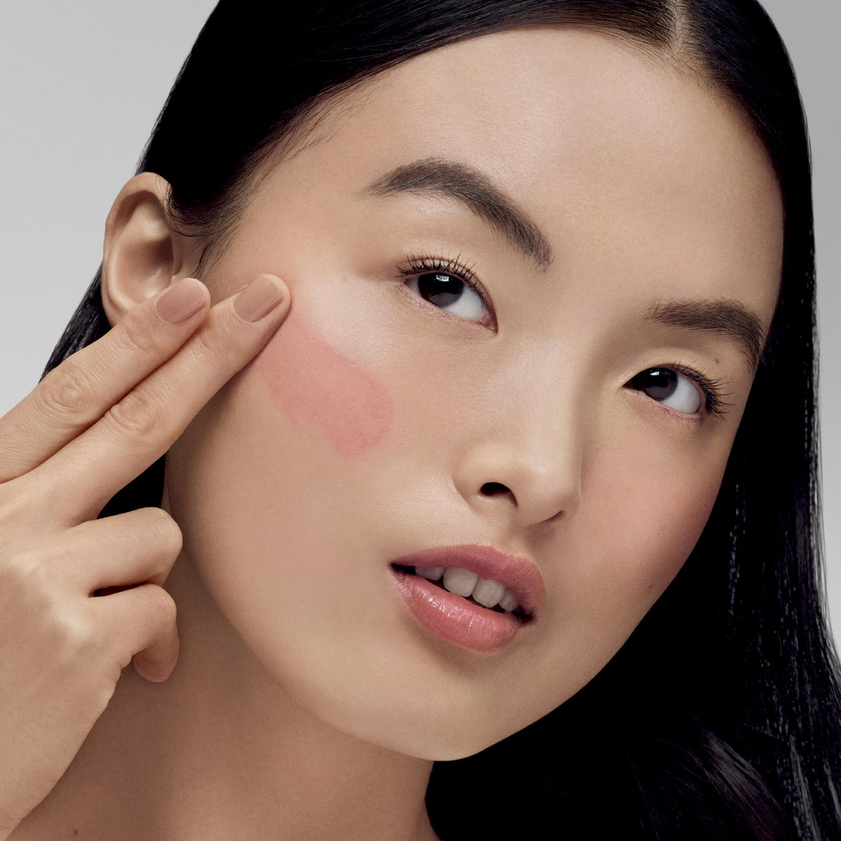 Estée Lauder precision tip close-up for controlled application and easy building