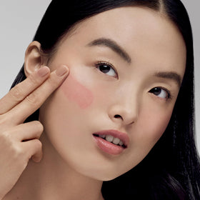 Estée Lauder precision tip close-up for controlled application and easy building