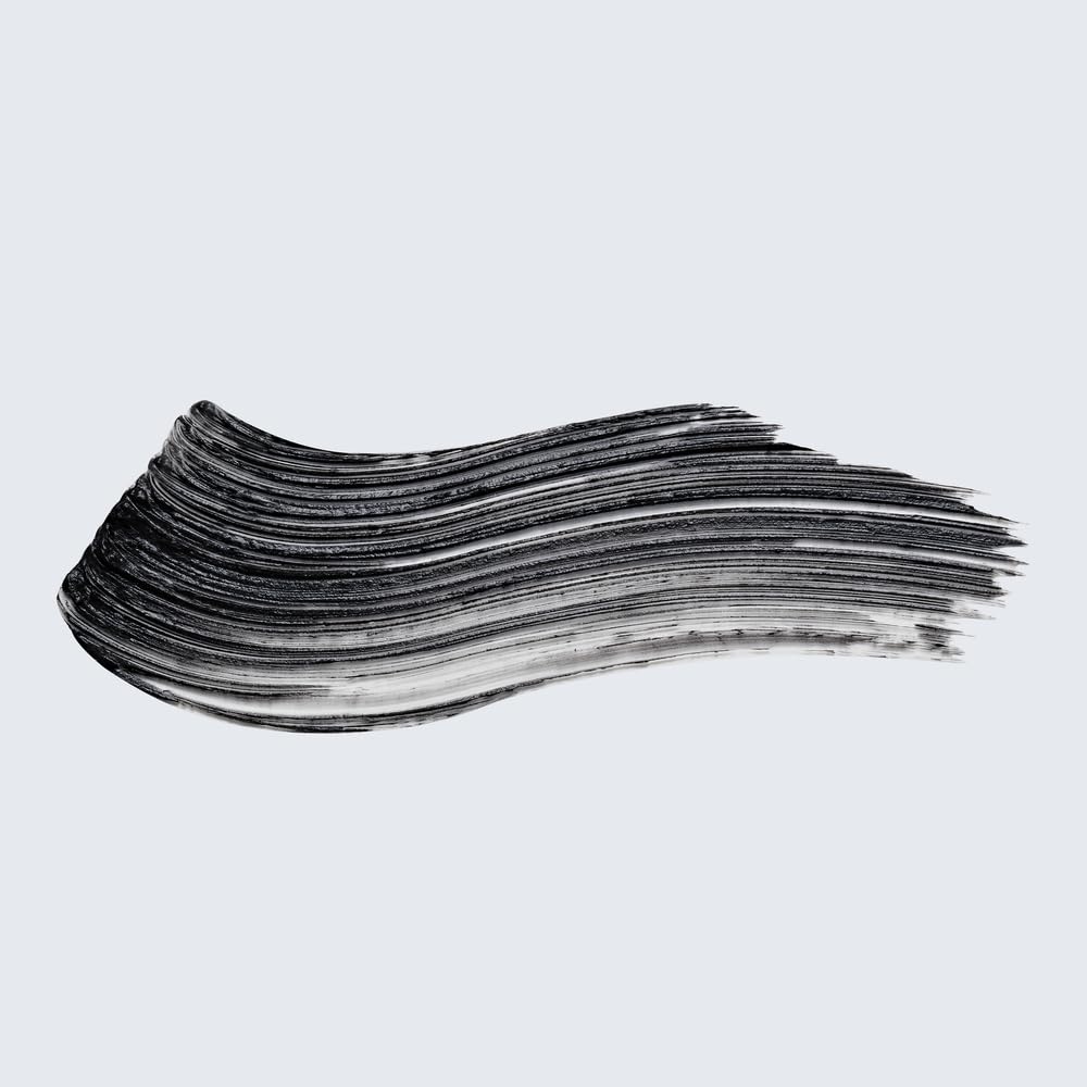 Estée Lauder little black primer application on lashes demonstrating visible black tint and lifted definition