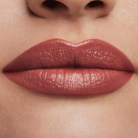 Estée Lauder magnetic cap open to reveal secure closure and luxury feel