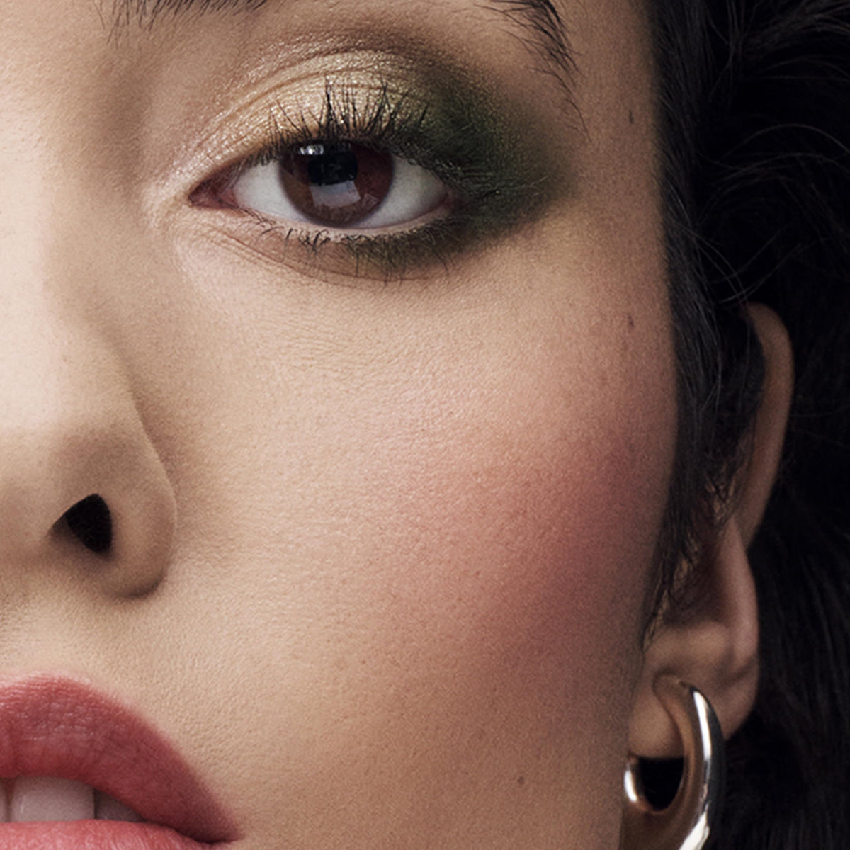 Estée Lauder close-up of duo pans highlighting complementary shades benefit: precise layering