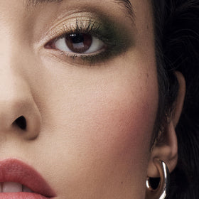 Estée Lauder close-up of duo pans highlighting complementary shades benefit: precise layering
