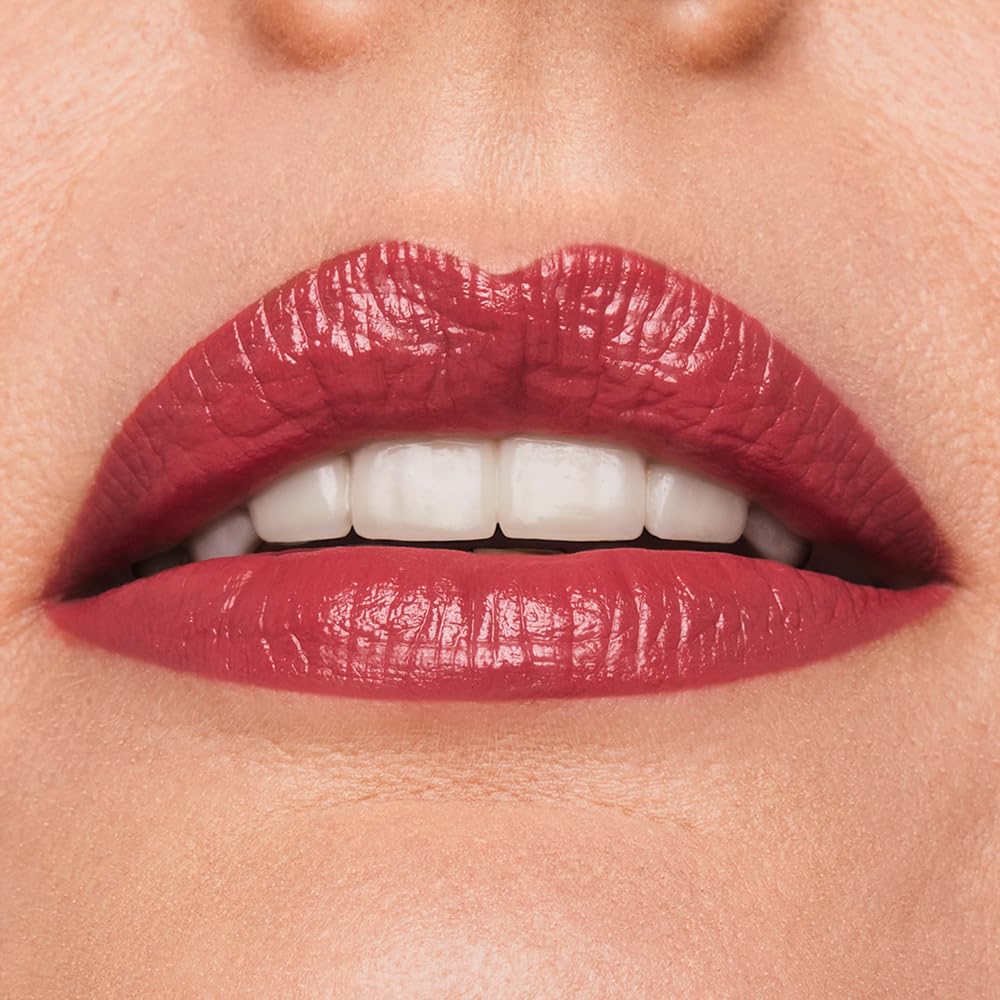 Estée Lauder magnetic gold cap detail emphasizing secure closure and premium feel