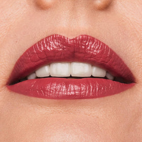 Estée Lauder magnetic gold cap detail emphasizing secure closure and premium feel