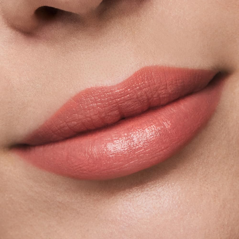 Estée Lauder swatch of shimmer texture showing dimensional shine and color payoff