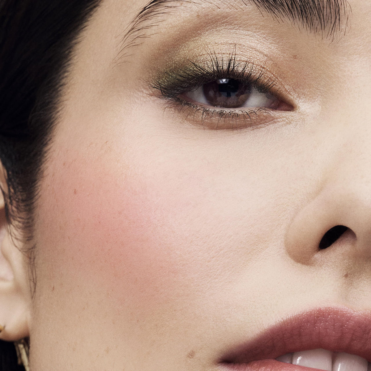 Estée Lauder close-up texture view showing finely milled powder for smooth blend