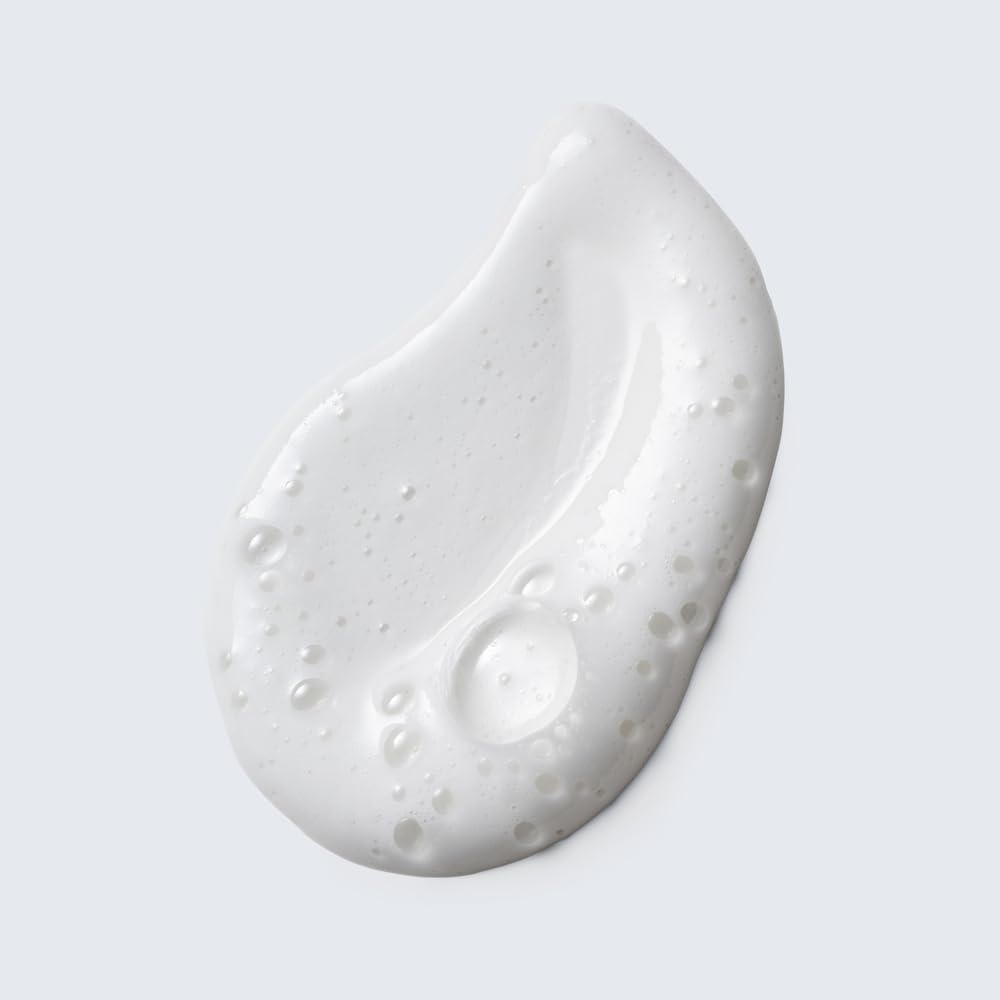 Estée Lauder pump dispensing creamy foam to demonstrate gentle moisturizing cleanse