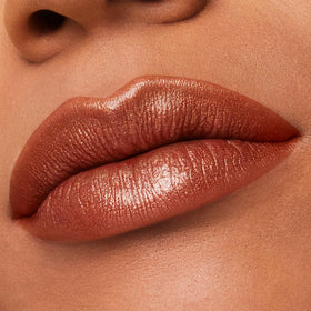 Estée Lauder swatch showing shimmer texture and glossy sheen for dimensional color