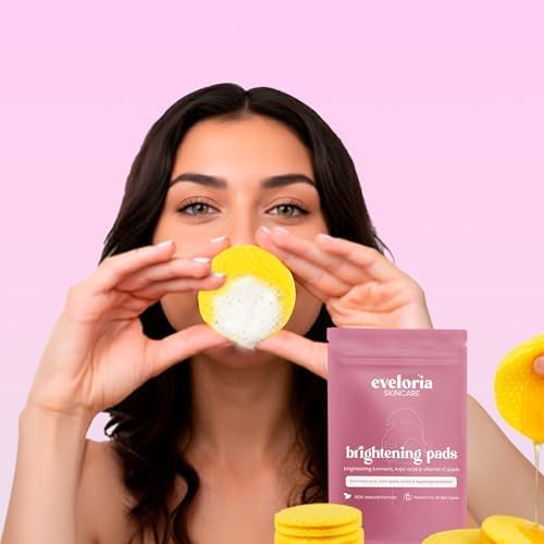 Eveloria ingredients flatlay with kojic acid and turmeric for brightening