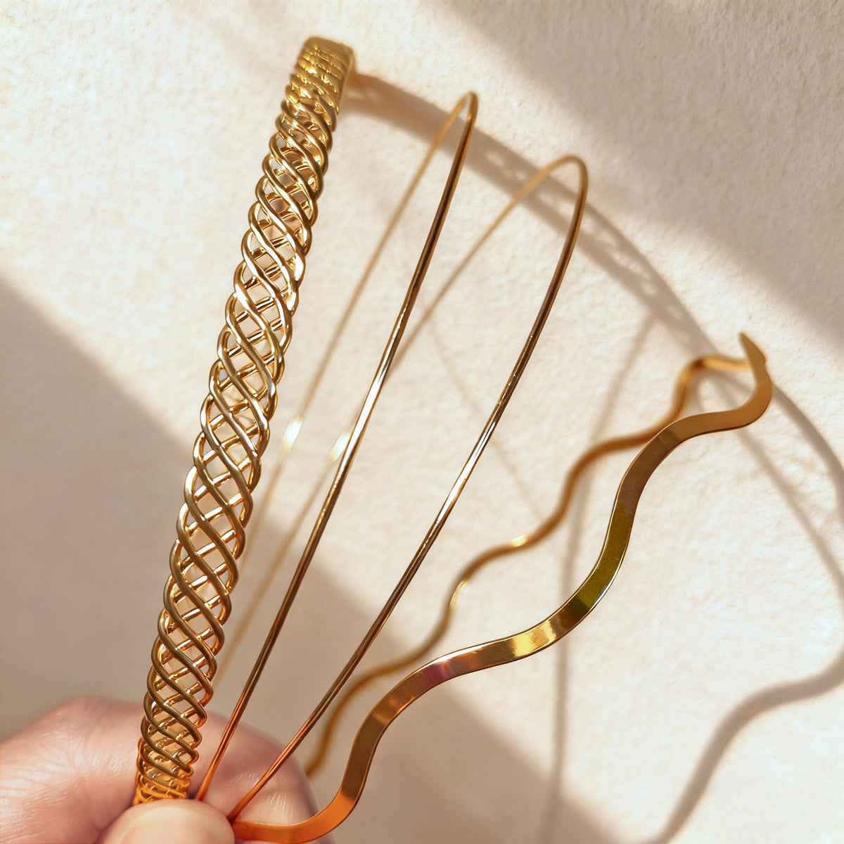 FANSSYA double-band close-up showing minimalist shape and comfort