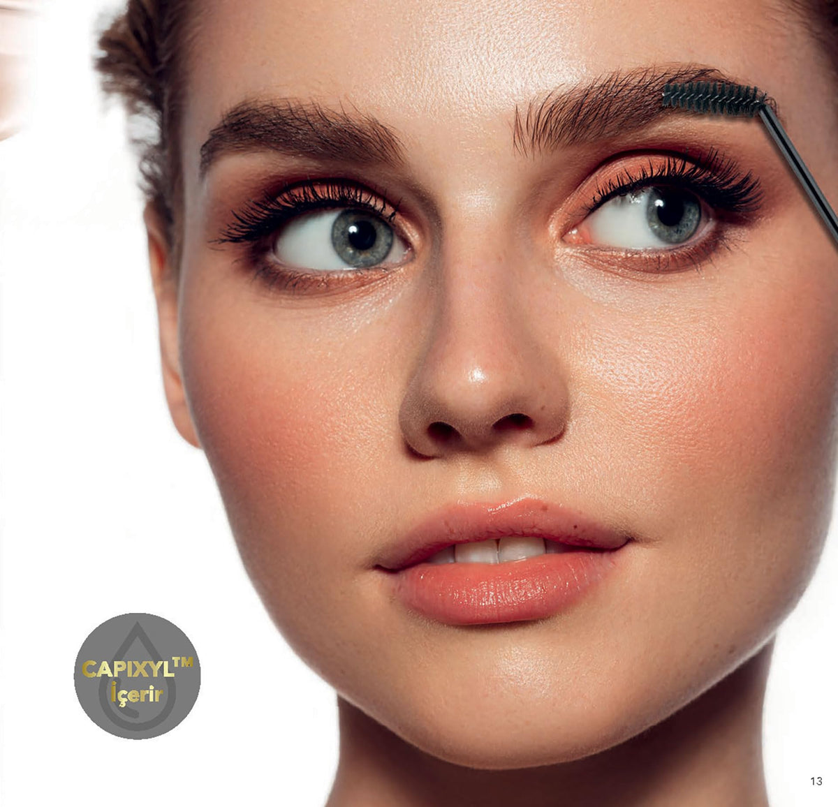 FARMASi brow wax applied to model creating fluffy lifted brows