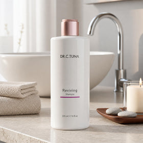 FARMASi shampoo being applied in shower for fresh, lifted hair