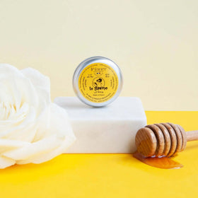 Feret Parfumeur application on lips demonstrating smoothing and softening benefits