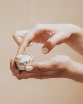 Feret Parfumeur application on lips illustrating immediate softening and comfort