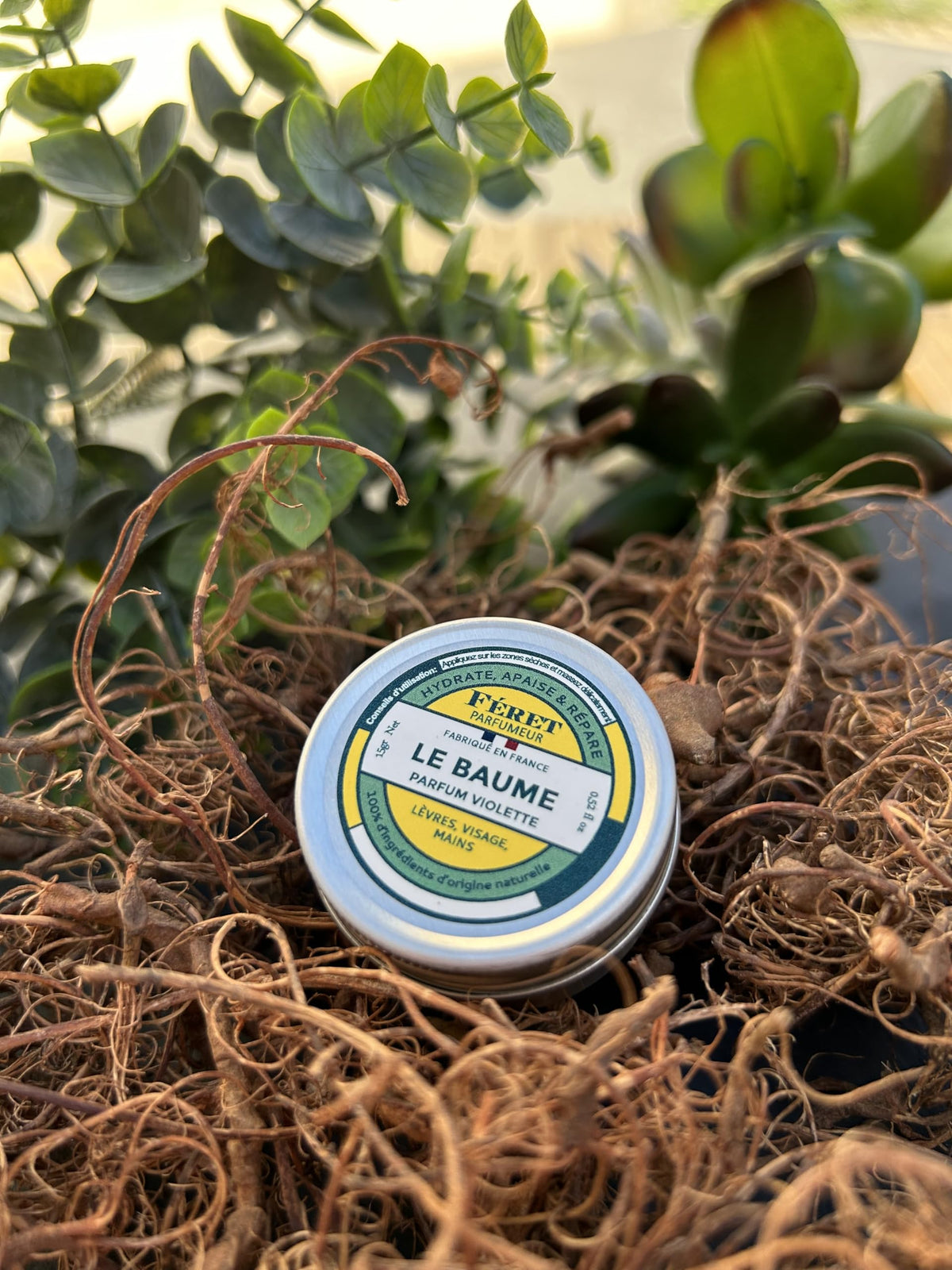 Feret Parfumeur balm used on cuticles showing restored suppleness and care