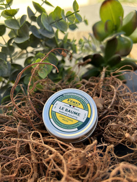 Feret Parfumeur balm used on cuticles showing restored suppleness and care