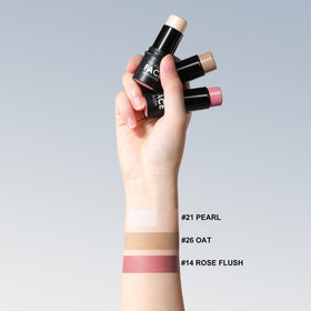 FOCALLURE applying bronzer to cheek to demonstrate quick sculpting benefit