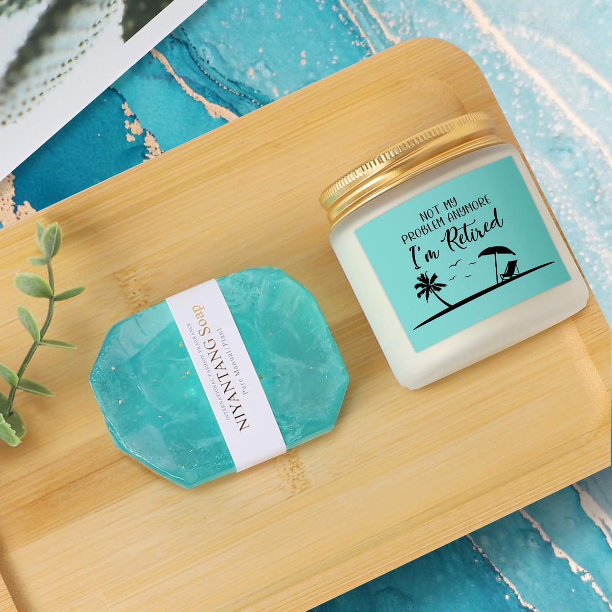 Frerdui soy candle with lid and label showing clean-burning natural wax benefit
