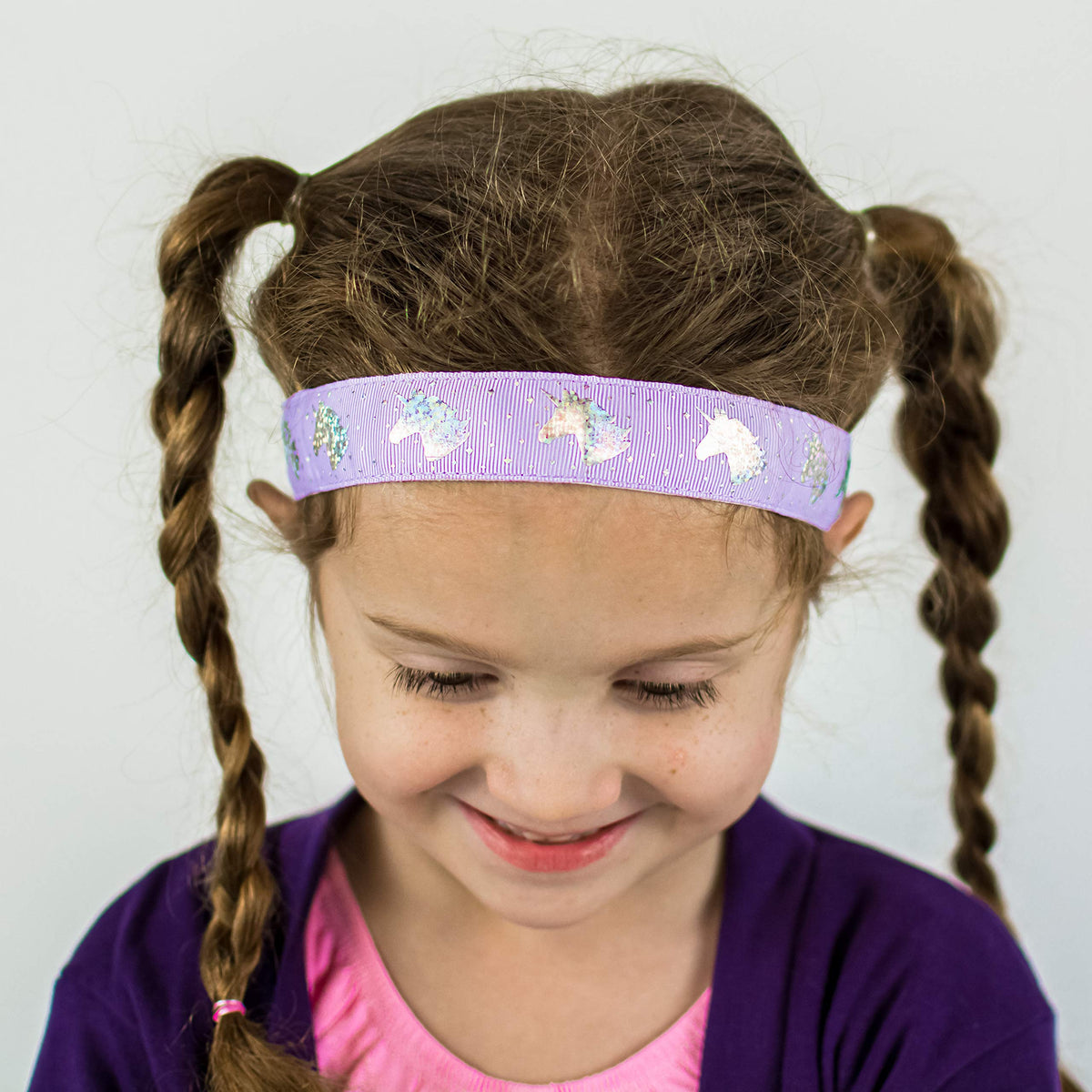 FROG SAC headband next to ruler illustrating 17–20 inch adjustable sizing benefit