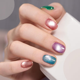 GAOY magnet-created cat-eye stripe on fingernail showing dramatic holographic effect