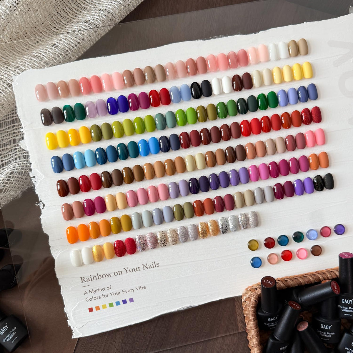 GAOY close-up of many colors on palette helping color selection and inspiration