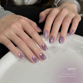 GAOY magnet over wet polish creating distinctive cat-eye line for dramatic shimmer