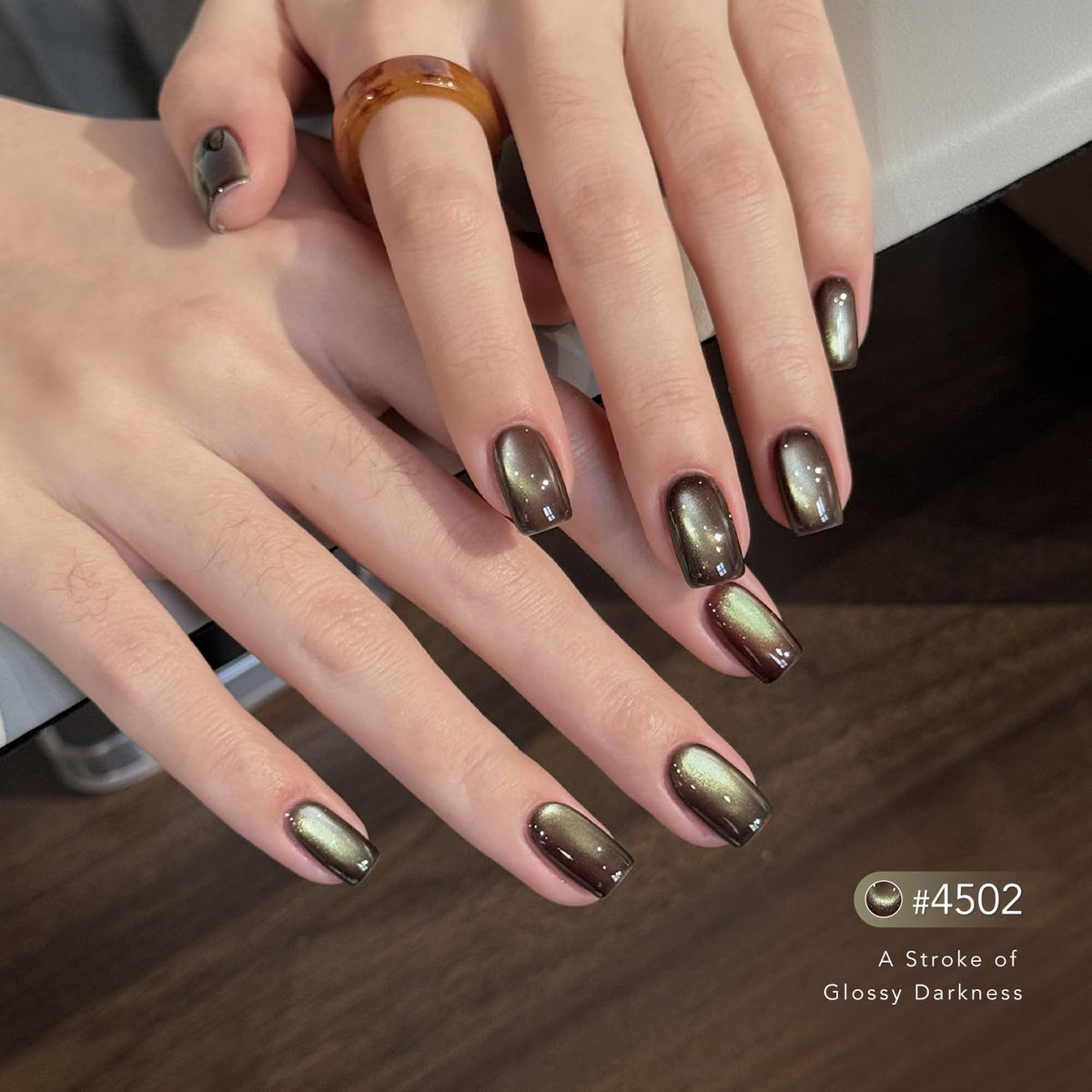 GAOY magnet held over uncured polish creating cat-eye streak, precision result benefit