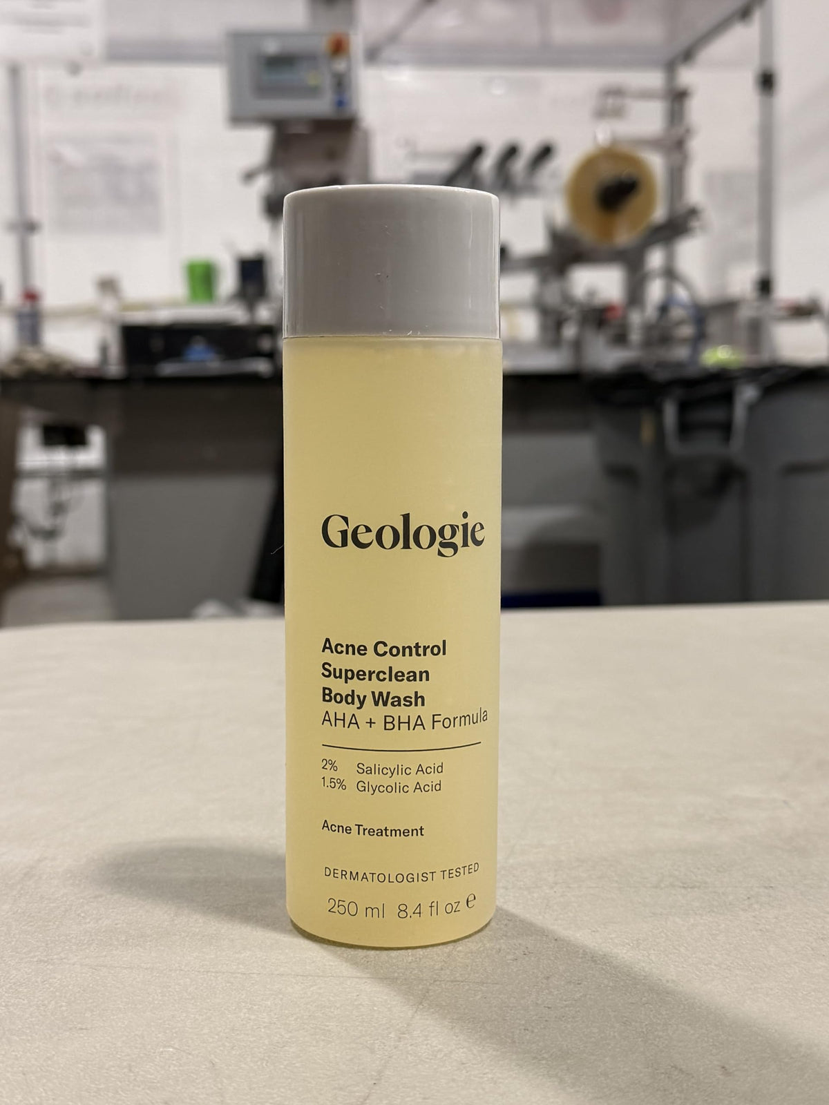 Geologie back label close-up listing active salicylic and glycolic acids for transparency