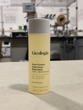 Geologie back label close-up listing active salicylic and glycolic acids for transparency