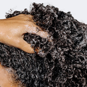 Geologie conditioner combed through wet hair improving detangling and smoothness benefit