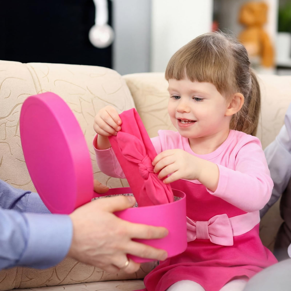 Giegxin stretched headband on hands demonstrating soft elasticity