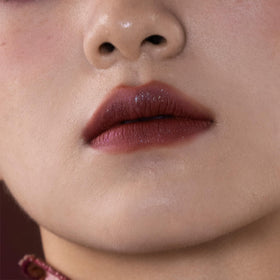 GIRLCULT mousse texture swatch displaying velvety finish with subtle pearl depth