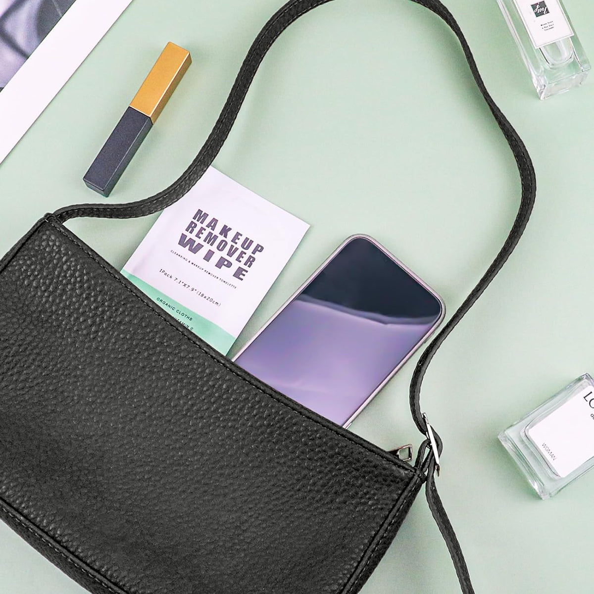 Gisdo wipes inside a handbag illustrating on-the-go freshness benefit