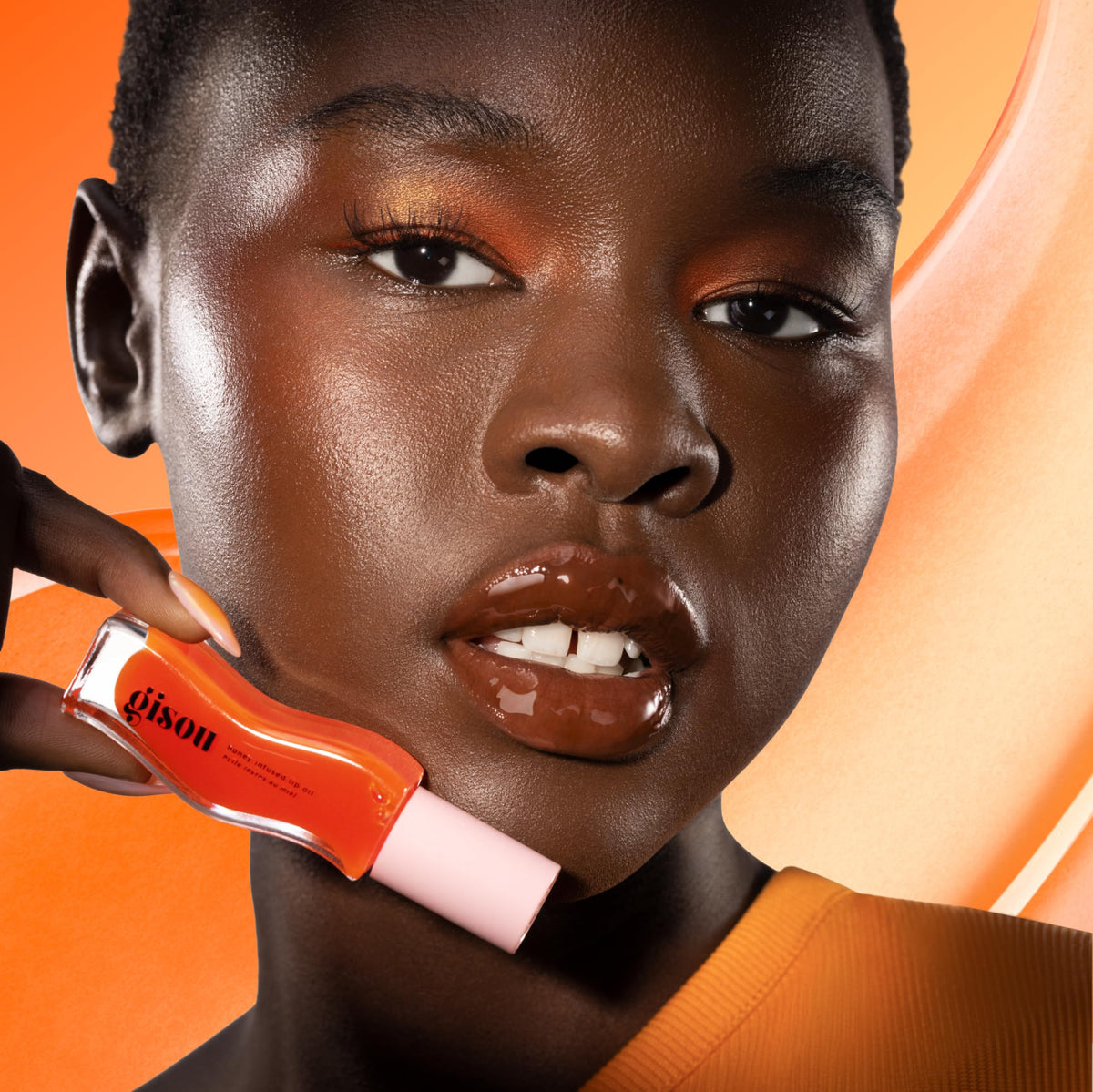 Gisou lip oil texture swirl showcasing glossy, non-sticky finish and hydrating sheen