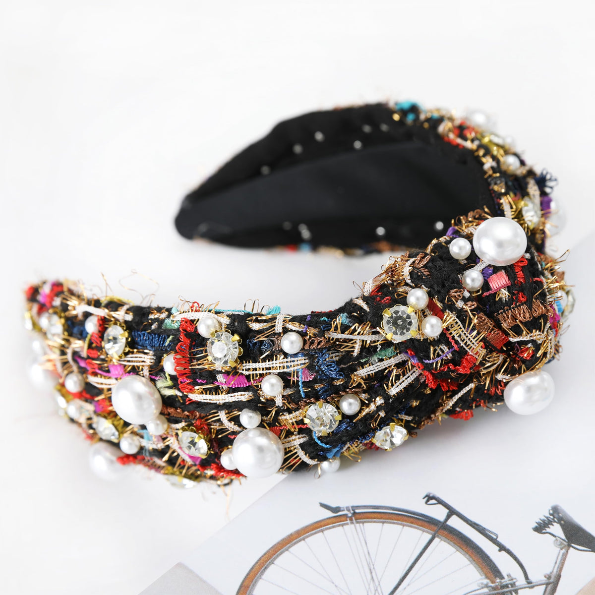 Gmmidea close-up of pearls and rhinestones highlighting refined sparkle and quality