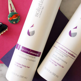 GREAT CLIPS close-up of pump and creamy foam illustrating gentle cleanse