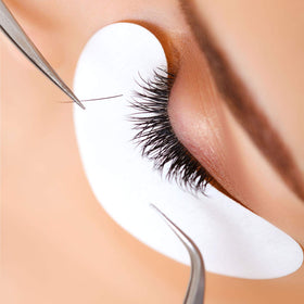 GreenLife technician applying pads in salon for faster, hygienic service