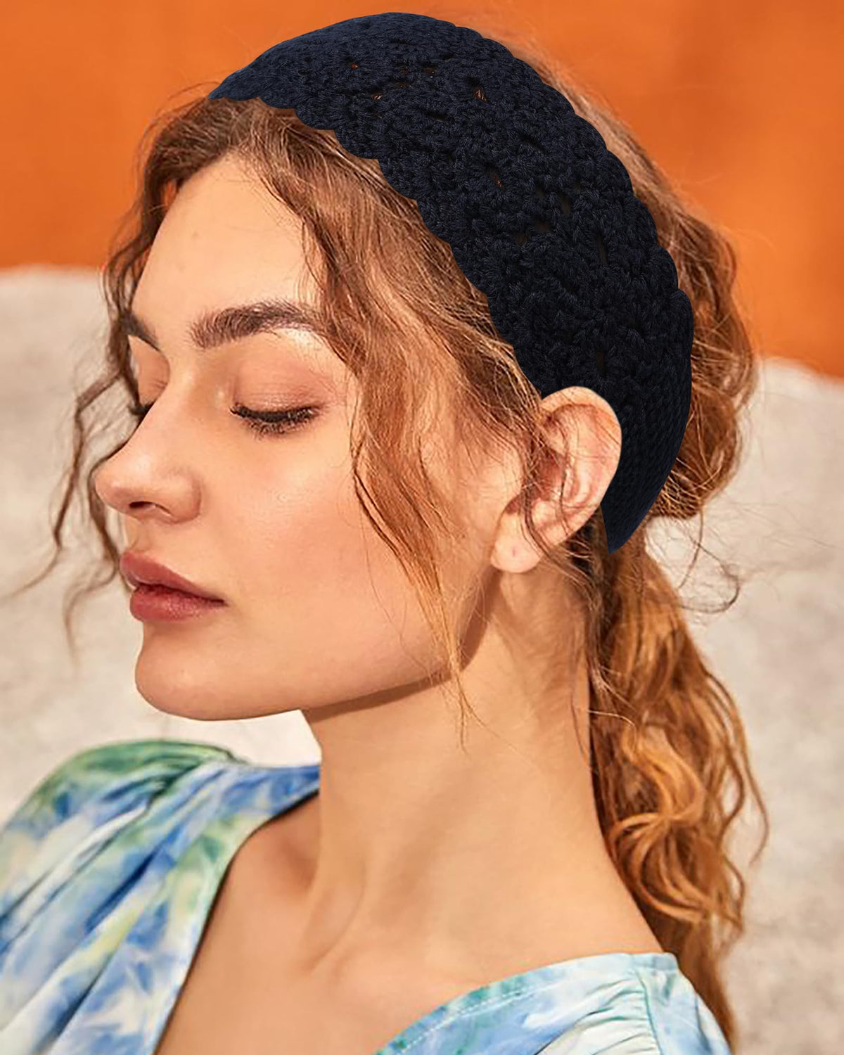 HAIMEIKANG model wearing red headband showing bold color focal point