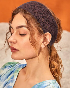 HAIMEIKANG headbands held in hand to show size and portability for travel