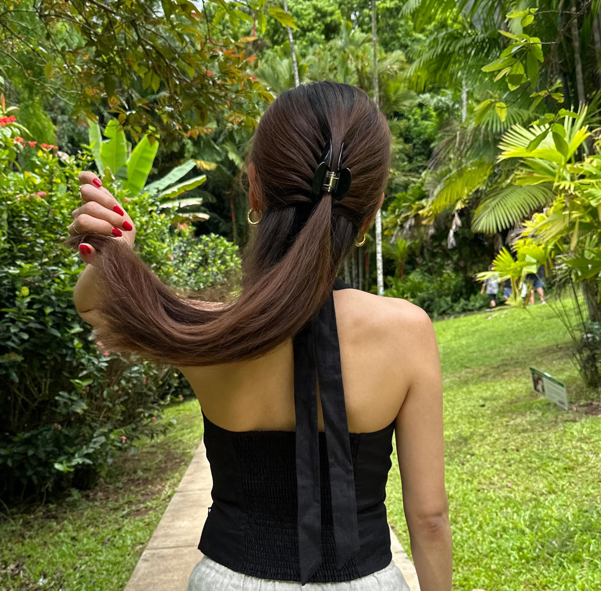 Hana Mia black clip side profile highlighting comfortable curved shape
