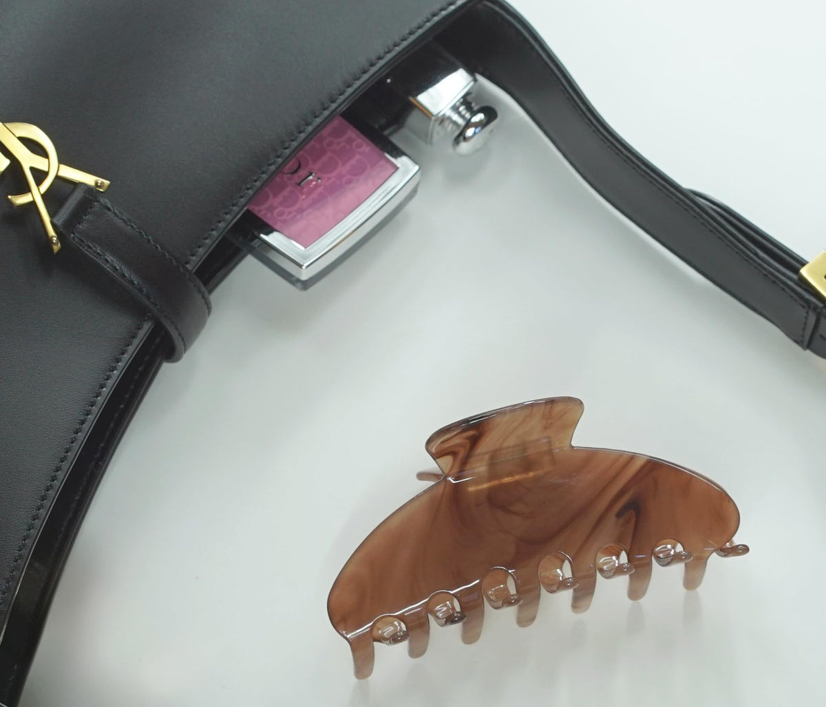 Hana Mia macro shot of glossy acetate finish highlighting smooth, hair-friendly surface