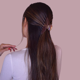 Hana Mia clip used in street-style outfit showing chic neutral mocha for daily wear