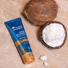 Head & Shoulders ingredients panel close-up highlighting dye-free formulation benefit