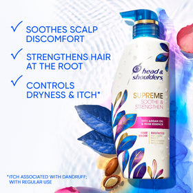 Head & Shoulders shampoo pouring texture highlighting moisturizing feel