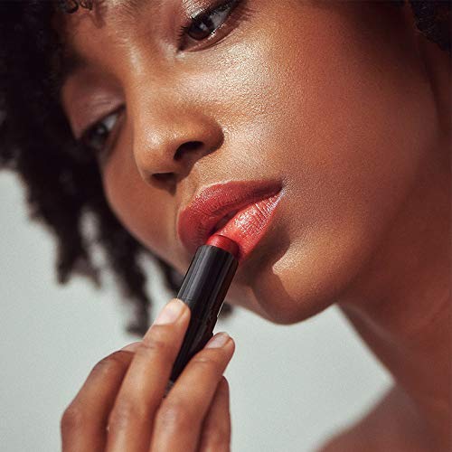 Henné Organics Desire worn by model demonstrating natural dewy color benefit