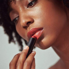 Henné Organics Desire worn by model demonstrating natural dewy color benefit