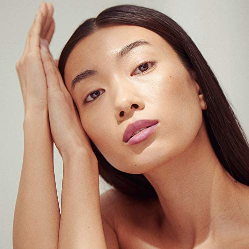 Henné Organics Muse with ingredient bottles highlighting organic oils and nourishing benefits